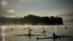 Glattes Wasser und mentale Ruhe:Kurz nach dem Sonnenaufgang sind die Bedingungen zum Rudern ideal.