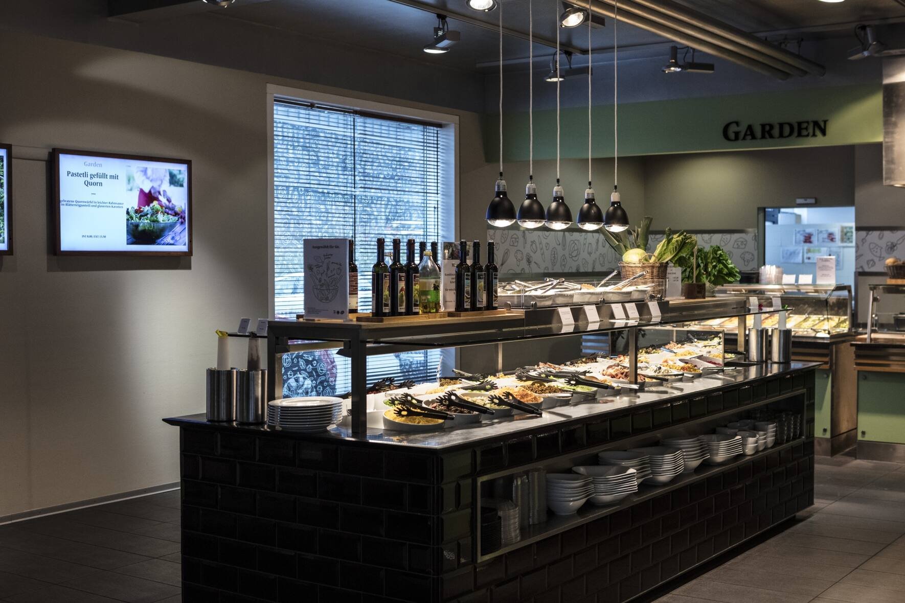 Salatbuffet in der SV-Kantine am Hauptsitz der SV Group in Dübendorf