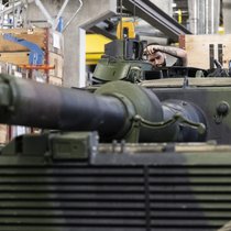 Panzerturm vom Typ Leopard 2 in einer Wartungshalle der RUAG in Thun: Der Rüstungskonzern will sparen. 