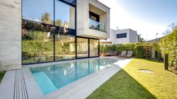 Collina d’Oro, Montagnola: Die 8,5-Zimmer-Villa südlich von Lugano wurde 2015 erbaut und verfügt über vier Schlafzimmer und fünf Badezimmer. Preis: 4'700'000 Franken.