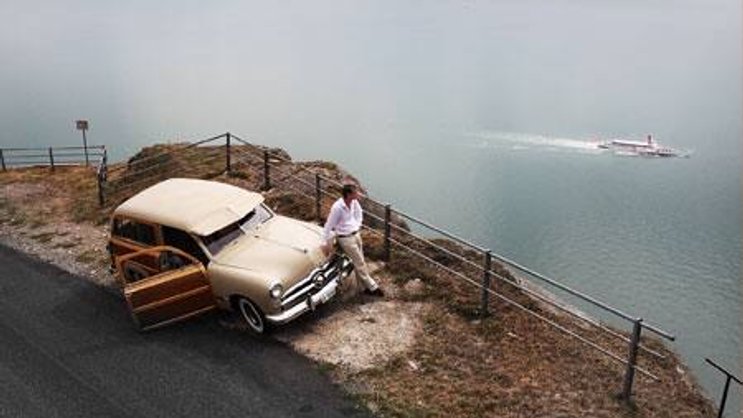 Schalten braucht Kraft, Lenken auch: Pause mit dem Ford Woodie über dem Genfersee.