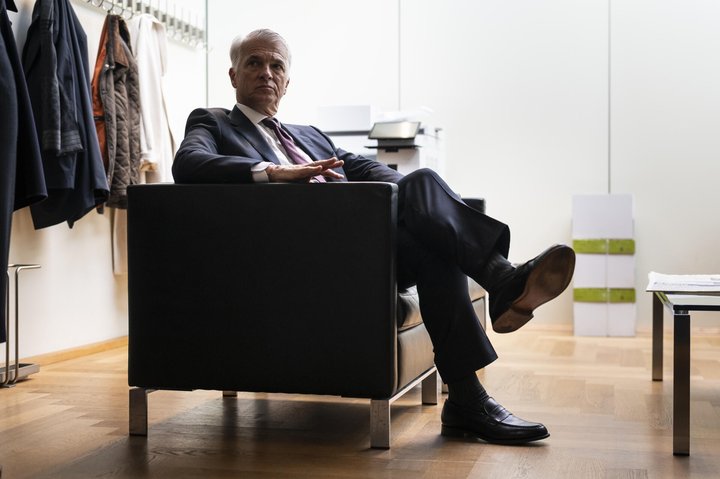 Sergio Ermotti, CEO der Grossbank UBS, wartet auf seine Anhoerung durch die Kommission fuer Wirtschaft und Abgaben des Nationalrats WAK-N, zur Revision des Bankengesetzes und den Anforderungen an die Eigenmittel der Banken, am Montag, 26. Oktober 2026 im Bundeshaus in Bern. (KEYSTONE/Alessandro della Valle)
Sergio Ermotti, CEO der Grossbank UBS, wartet auf seine Anhoerung durch die Kommission fuer Wirtschaft und Abgaben des Nationalrats WAK-N, zur Revision des Bankengesetzes und den Anforderungen an die Eigenmittel der Banken, am Montag, 26. Oktober 2026 im Bundeshaus in Bern. (KEYSTONE/Alessandro della Valle)
