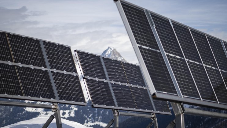 Blick auf die Testanlage «Tschers» des geplanten Grossprojektes Nandro-Solar des Elektrizitaetswerk EWZ der Stadt Zürich.