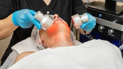 Neben Rotlicht wird die Klientel mit hohem Druck und eisiger Kälte konfrontiert. Die Geräte und der Umbau kosten einen mittleren einstelligen Millionenbetrag.