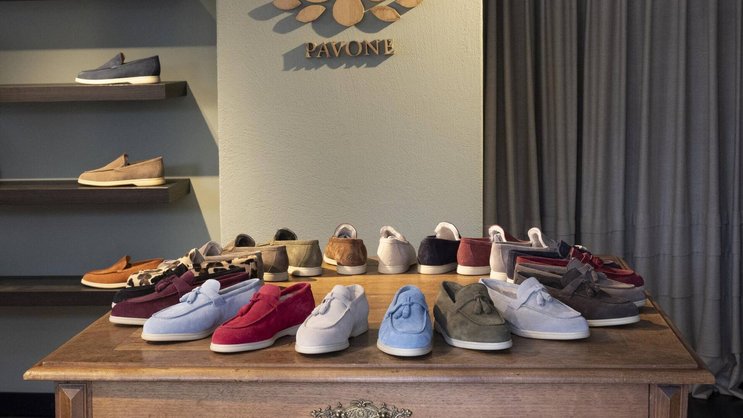 Weil wirklich bequeme Schuhe oft nicht stilvoll sind und gemütlichen Tretern meist die Eleganz fehlt, hat Sandra Vogt ihr eigenes Schuhlabel gegründet. Im Bild: Loafer in Veloursleder, ab 320 Franken.