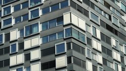 Ein Wohnhochhaus in der Stadt Zürich.