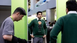 Hardik Nahata probierte während der jährlichen Konferenz von Nvidia im Merchandise-Shop einen Pullover von Jensen Huang an. 