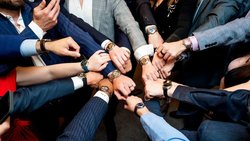 An einem Event von Watchbox: Uhrensammler vergleichen ihre Uhren.