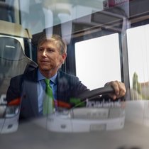 Wenig Halte, kurze Fahrzeiten: Fernbus-Betreiber Ludwig Richard will die Konkurrenz von Eurobus bremsen.