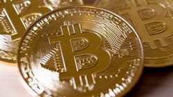 Eine Münze, die einen Bitcoin repräsentiert.