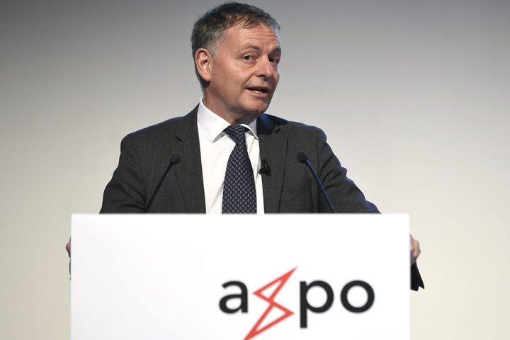 Thomas Sieber, VR - Praesident Axpo an der Bilanzmedienkonferenz in Zuerich am Mittwoch, 21. Dezember 2016. Der Energiekonzern Axpo schreibt das schlechteste Ergebnis seiner Unternehmensgeschichte. Axpo hat im abgelaufenen Geschaeftsjahr 2015/2016 einen Verlust von 1,25 Milliarden Franken geschrieben. Hauptgrund dafuer sind weitere Wertberichtigungen und Rückstellungen in der Hoehe von 1,6 Milliarden Franken. (KEYSTONE/Walter Bieri)