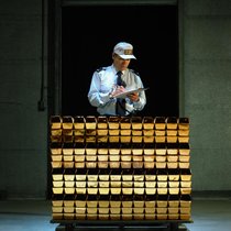 Gold wird aus dem Boden geholt, in glänzende Barren gegossen und wieder weggesperrt, nicht selten in Tresoren, die in Berg­stollen verborgen sind. Auf den ersten Blick keine allzu innovative Inves­tition. Doch besonders Notenbanken zieht das Edelmetall so stark an wie seit Langem nicht mehr.