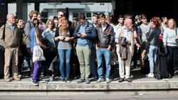 Menschen warten am Zuggleis: Der Hype um das Wort «Dichtestress» vor Volksabstimmungen startet 2014