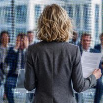 KI kann beim Schreiben von Reden helfen, aber ohne Prüfung sind unerwünschte Reaktionen möglich.