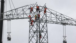 Industriekletterer arbeiten an einem neuen Strommasten.