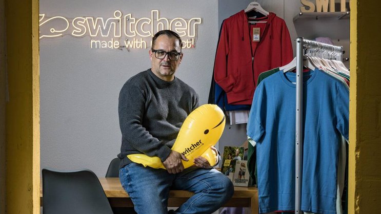 Geschäftsführer Marc Joss mit dem Maskottchen von Switcher: Dem gelben Wal.