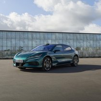 Mit drei Elektromotoren, 1156 PS und 600 km Reichweite kommt der chinesische Elektro-Kombi ab sofort nach Europa – inklusive Kühlschrank.
