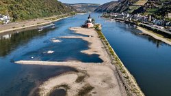 Die Zollburg Pfalzgrafenstein am Rhein: In der Gegend von Kaub ist der Pegel so tief, das kaum noch grosse Schiffe verkehren können (Bild vom 10. August 2026).