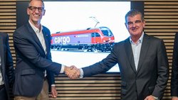 Peter Spuhler (rechts) bei der Vertragsunterzeichnung mit Vertretern von SBB Cargo.