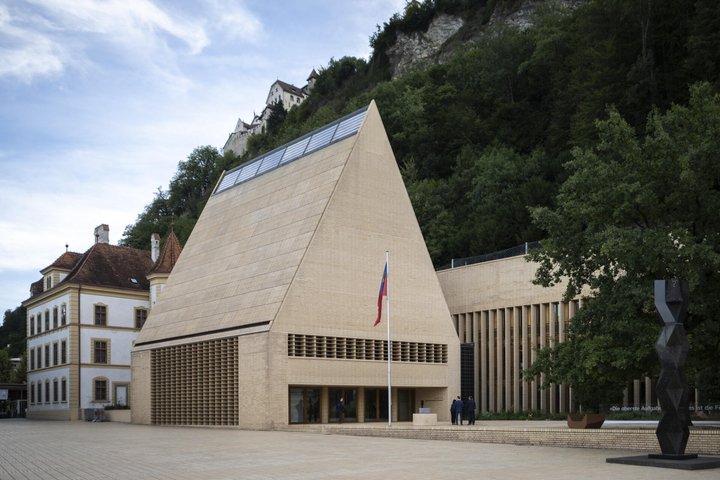 Aussenansicht des Landtags, aufgenommen am Mittwoch, 2. September 2026, in Vaduz, Liechtenstein. Der Landtag, das Landesparlament, behandelt in dieser Sitzung unter anderem die Volksinitative Fristenloesung fuer Liechtenstein. Schwangerschaftsabbrueche sind im Land verboten. Die Initiative fordert eine Angleichung an Schweizer Recht. Erbprinz Alois hat bereits sein Veto gegen die Initative angekuendigt. (KEYSTONE/Gian Ehrenzeller)
