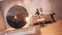 Frédéric Loizeau (l.) und Amir Ghadimi produzieren Chips, die Licht beugen, lenken und manipulieren.
