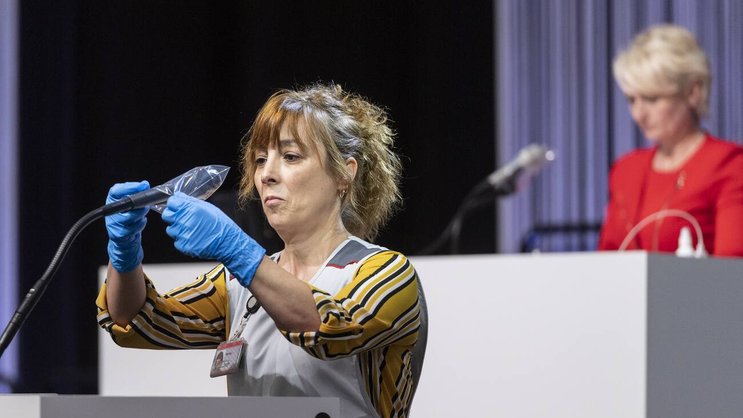 Das Pult wird nach jeder Rednerin und jedem Redner desinfiziert: Der National- und Ständerat trifft sich diese Woche zur Corona-Session nicht im Bundeshaus, sondern in den Messehallen der Bernexpo.