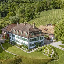 Eines von vielen Schweizer Weinschlössern, das nicht nur durch Schönheit und Geschichte, sondern auch durch seine Weine begeistert: das Schlossgut Bachtobel im Thurgau.