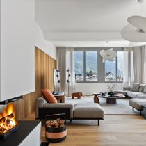 Carina Kümmeke von Upscale Interiors realisierte eine hochwertige Wohnung im Artsy-Glam-Stil, in der zahlreiche ikonische Designmöbel stilvoll zum Einsatz kommen.