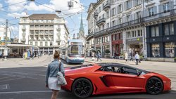 Luxusauto am Paradeplatz in der Stadt Zürich: Die Schweiz ist bei reichen Ausländern sehr beliebt.