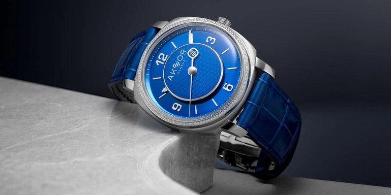 Die Uhr AK-10-D Steel Diamond – Blue Honeycomb von Akhor