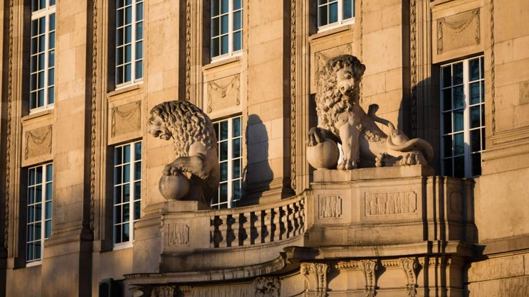 Mit Löwenfiguren ausgerüstet: Der Hauptsitz der Swiss Re in Zürich.