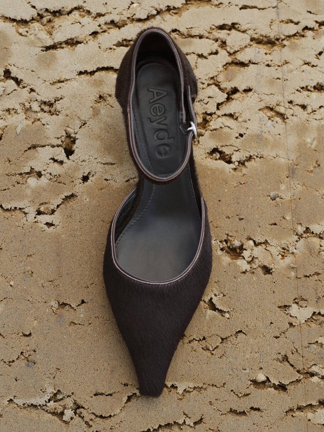 Pump Tillie mit Ponyhaar-Finish und Kitten-Heel, in fünf Farben erhältlich, ca. Fr. 455.–.