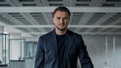 Haso Mehmedović, einst Einwandererkind, ist heute CEO der Schweizer Uhrenmarke Corum. Mit einer neuen Strategie will er die traditionsreiche Marke retten und zurück zu ihren Wurzeln führen.