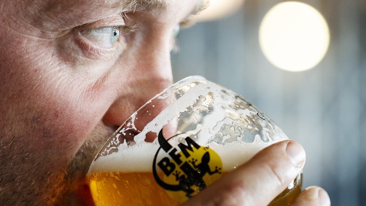 Mit der Nase im Glas schmeckt's gleich viel besser (wenn das Bier gut ist): Jerome Rebetez, Brauer der Brasserie des Franches Montagnes (BFM).