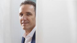 Gabriel Brenna, CEO von Raiffeisen Schweiz, will mit neuen Beratungscentern im Vorsorgemarkt punkten.Keystone