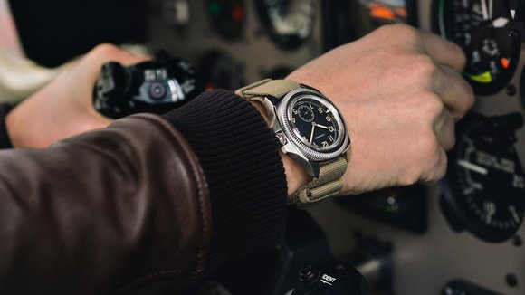 Die Pilot Majetek von Longines am Handgelenk eines Piloten