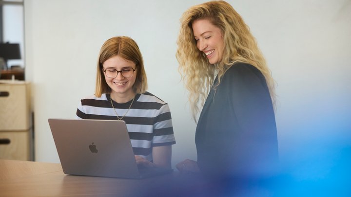 Berufsbildnerin Annina Speich (rechts) erkannte Tinas Talent schon früh.