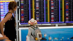 Touristen am Flughafen (Archiv): Die Lufträume in der Golfregion sind grösstenteils gesperrt – Tausende Passagiere sitzen fest.