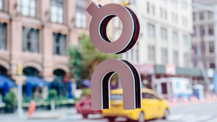 On-Logo an einem Store in New York: Das Zürcher Unternehmen bezeichnet die Bekleidungssparte als einen immer wichtigeren Einstiegspunkt in die Marke.