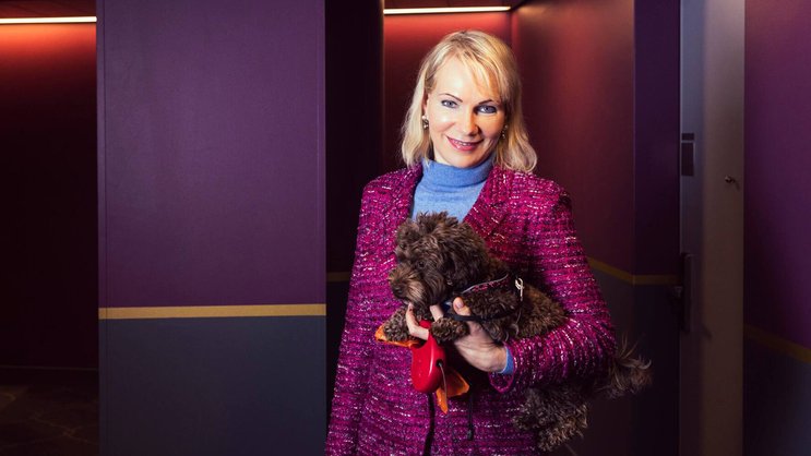 Margarita Louis-Dreyfus, Präsidentin des Agrarhandelskonzerns Louis Dreyfus Company, mit ihrer Hündin Vesna.
