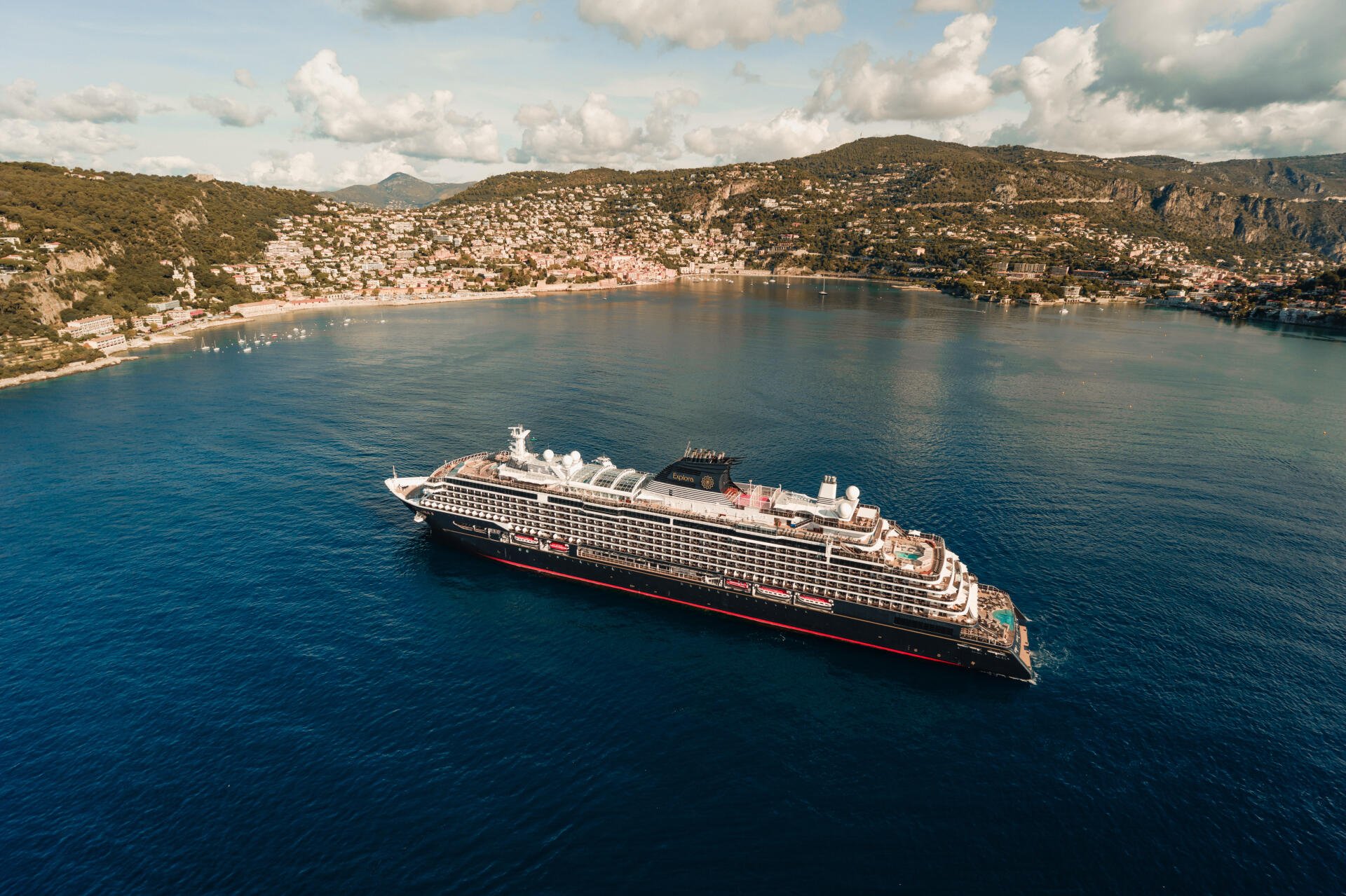 Ob auf dem Mittelmeer oder den Weltmeeren: Die Seereisen von Explora Journeys vereinen höchsten Komfort und faszinierende Destinationen.