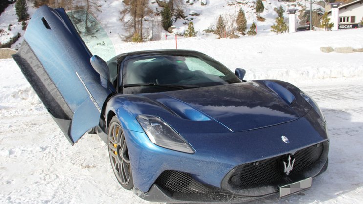 Das Kurvenmonster: Der Maserati M 20, aufgenommen an einem Januarmorgen im Engadin.