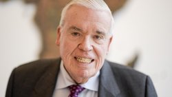 Klaus-Michael Kühne: Der deutsche Unternehmer Kühne war Verwaltungsratsmitglied und Mehrheitsbesitzer des Logistik-Konzerns Kühne+Nagel. 