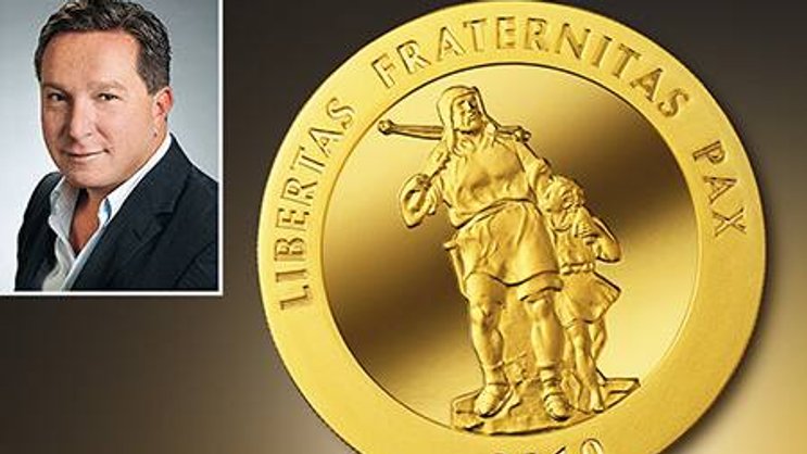 Wettbewerbsnachteil: Marc Gugerlis Goldhans kostet mehr als vergleichbare Goldmünzen – wegen der Mehrwertsteuer.