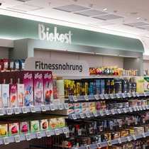 Die beiden Drogerieketten (hier eine Rossmann-Filiale) kämpfen um den Schweizer Markt.
