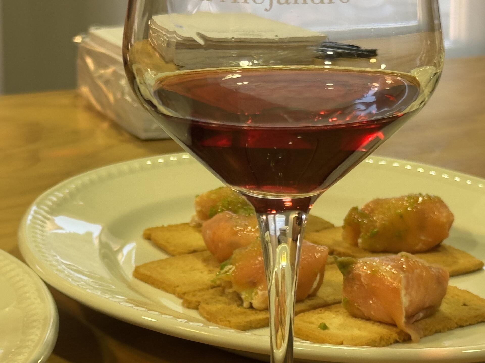Garnacha tinta, hier in der leichten, hellroten Variante.