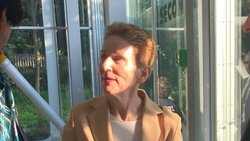 Maja Oeri, Urenkelin von Roche-Gründer Fritz Hoffmann-La Roche und Kunstmäzenin, bindet Sohn Melchior ein.