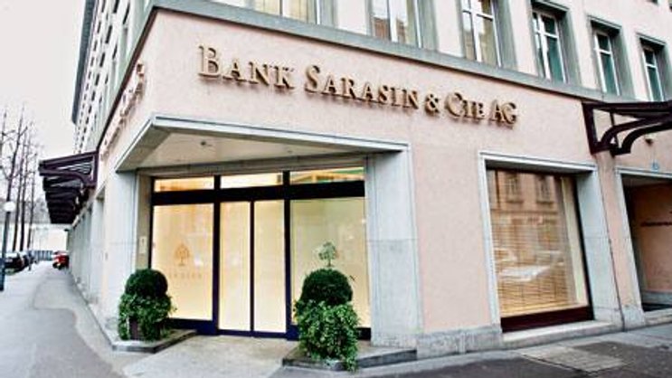 Sarasin wird Safra: Schon bald prangt am Sitz der traditionsreichen Basler Privatbank das neue Logo.