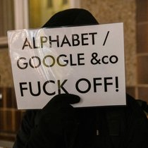 Protest gegen Google in Deutschland: Der Mutterkonzern Alphabet ist nicht nur in Europa unter Druck.