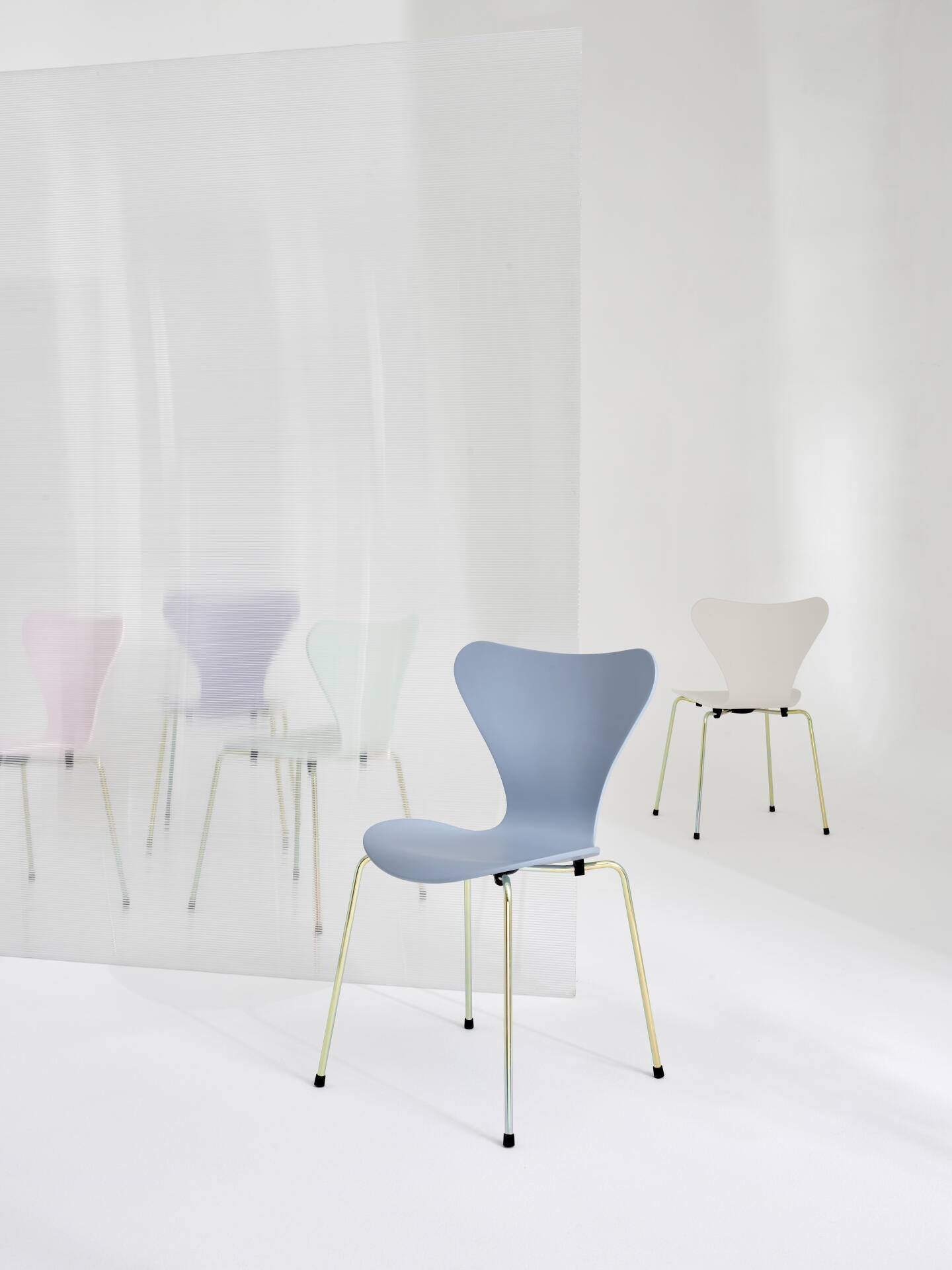 Der Serie-7-Stuhl des dänischen Designers Arne Jacobsen ist ein zeitloser Klassiker. Passend zum Mittsommer gibt es nun eine Sonderedition in fünf sanften Tönen.
